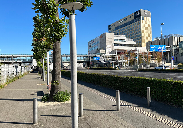 駐輪場に続く歩道入口