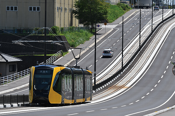 急勾配の坂を楽々と昇る LRT